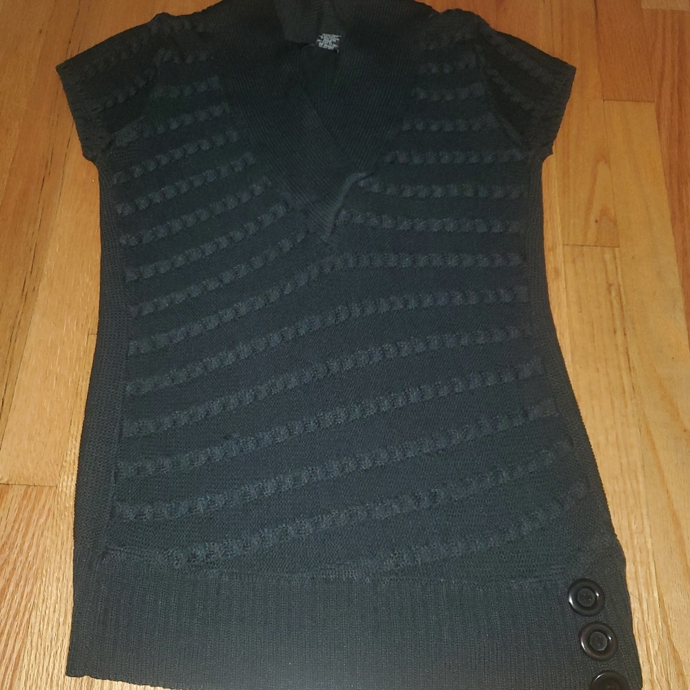 Sleeveless knitted sweater